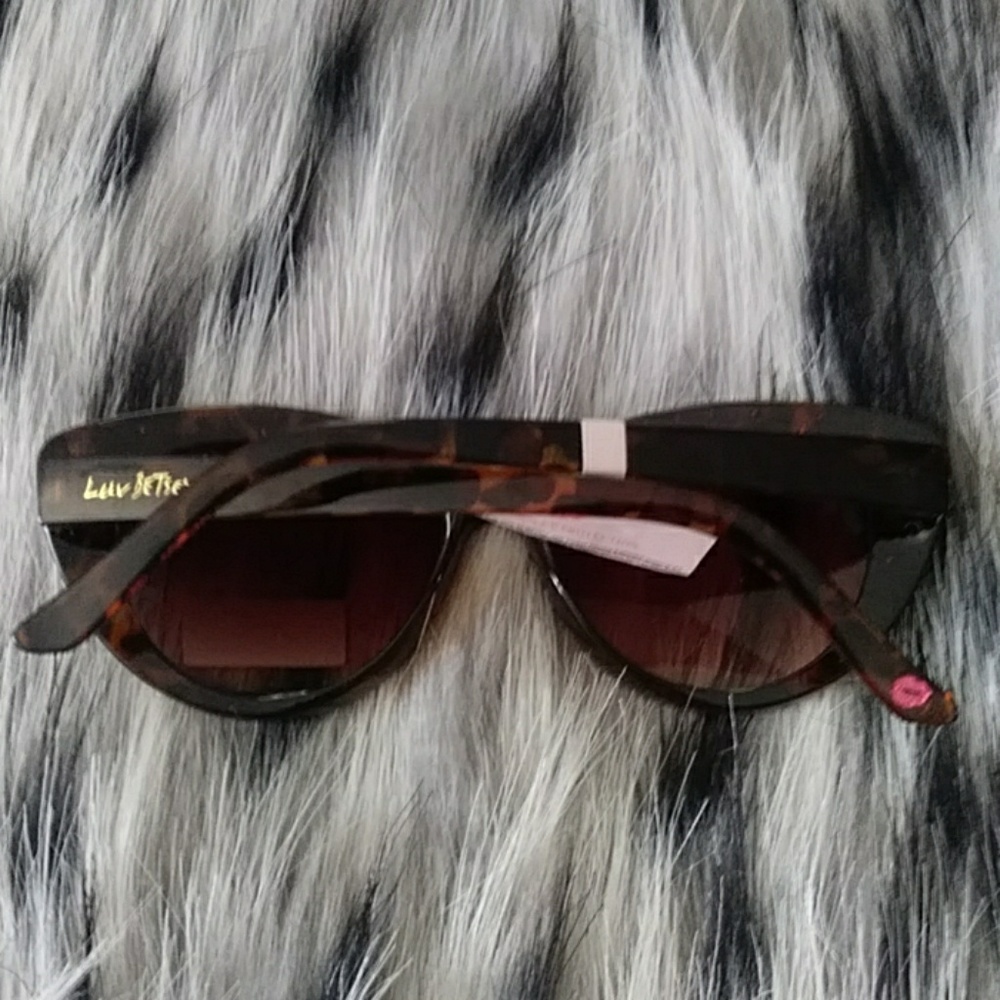❎SOLD❎NWT💋Betsey Johnson Sunglasses. - Picture 5 of 6